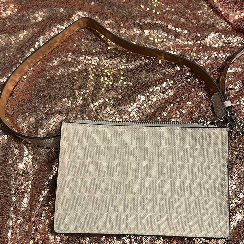 Michael Kors adjustable Belt
Waist Bag Fanny Pack MK Logo Medium Size
